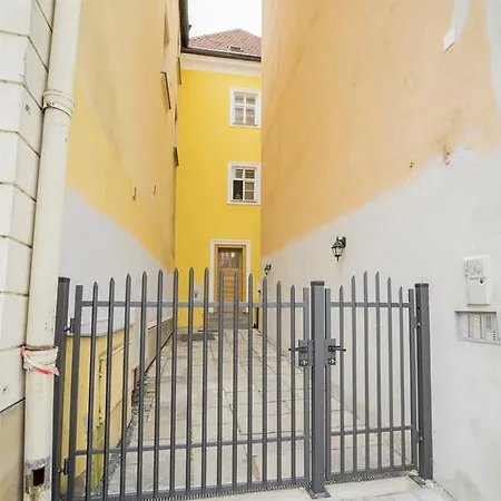 Apartman Zamecnicka 3 *